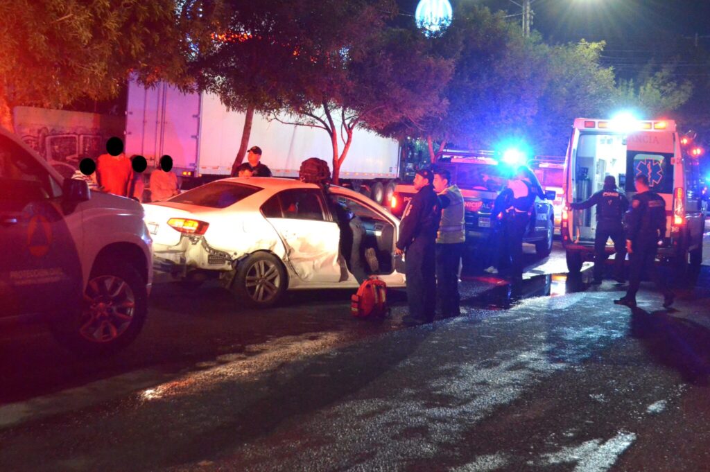 Aparatosa-colision-con-unidad-policial-involucrada-2-2048x1361