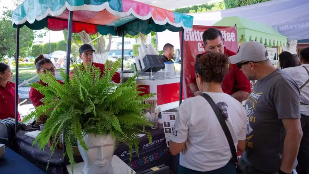 visitantes-consultan-el-menu-en-un-puesto-de-cafe-del-festival-del-cafe-en-san-juan-del-rio