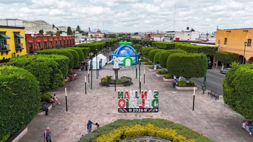 vista-aerea-del-cinedomo-de-la-japam-una-estructura-inflable-en-forma-de-globo-terraqueo-junto-al-letrero-san-juan-del-rio-202