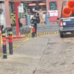 Captan a persona aparentemente desnuda frente a un OXXO en Tequisquiapan; fue detenida