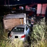 Automóvil sale de la México-Querétaro y cae a desnivel; cinco personas fueron valoradas