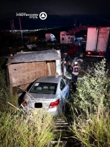 Auto-se-sale-la-Mexico-Queretaro-y-cae-a-zona-a-desnivel-2