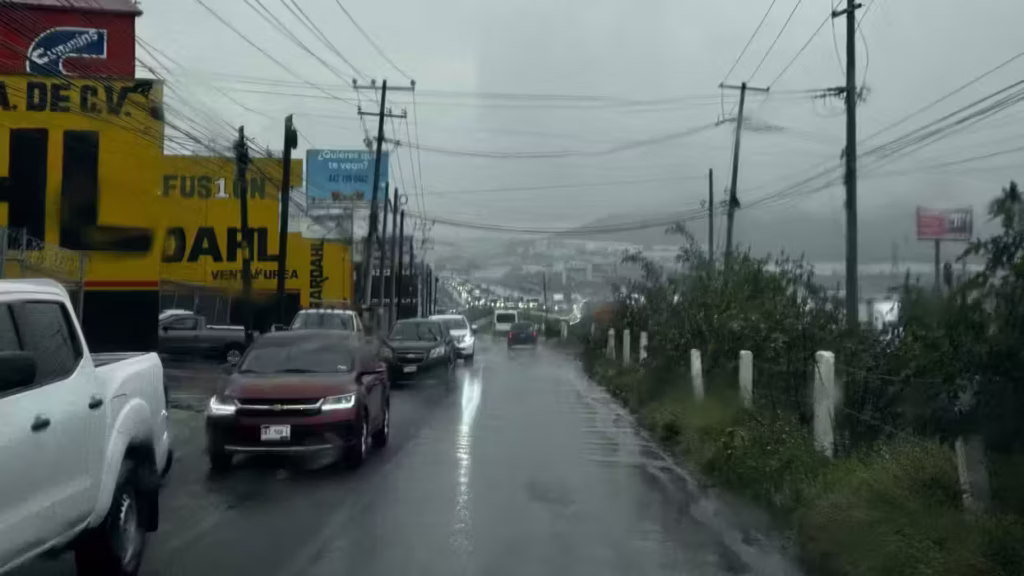 automoviles-sobre-pavimento-mojado-bajo-la-lluvia-y-cables-electricos-en-una-vialidad-de-queretaro