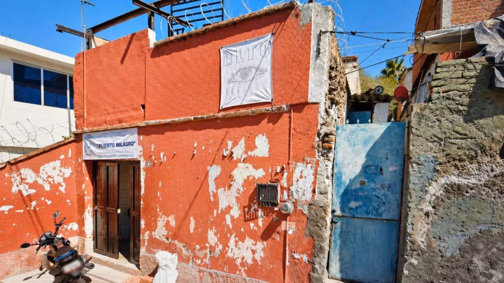 fachada-del-anexo-puerto-milagro-centro-de-rehabilitacion-en-adicciones-con-letrero-sobre-la-entrada-en-san-juan-del-rio