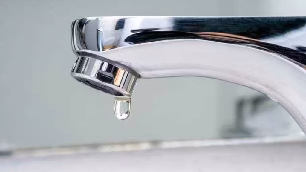 llave-de-agua-cromada-con-una-gota-a-punto-de-caer-imagen-ilustrativa-de-los-recibos-de-japam-en-san-juan-del-rio