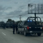 Policías estatales y municipales rodean dos vehículos blindados en la autopista México-Querétaro