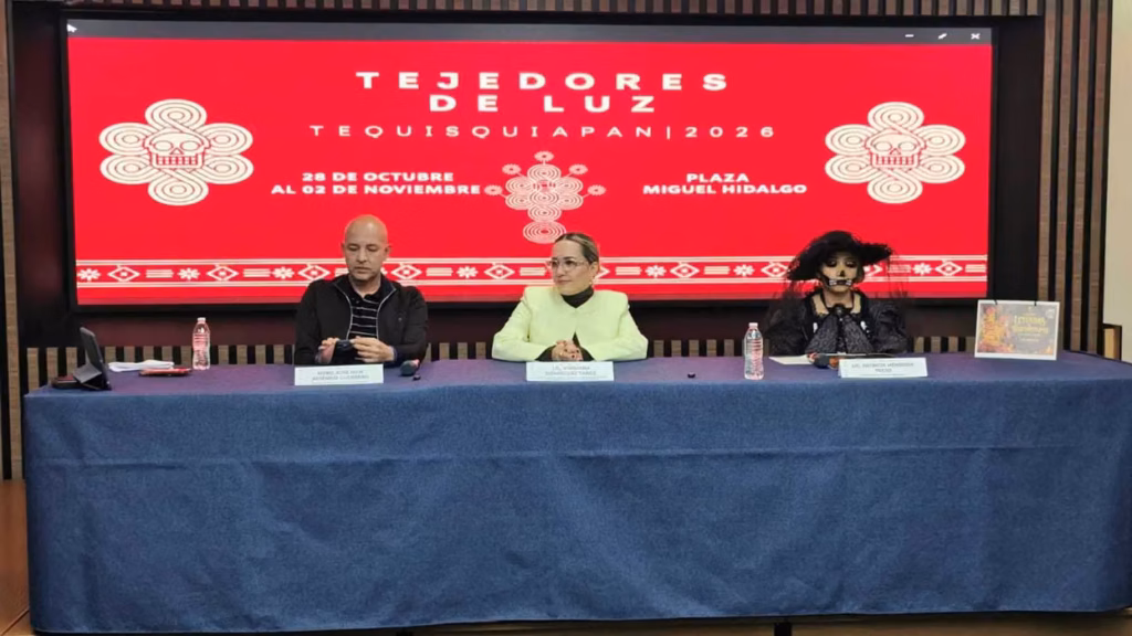 presentacion-del-festival-tejedores-de-luz-2026-en-tequisquiapan-con-el-cartel-del-evento-en-pantalla (1)