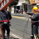 Limpian avenida Pedregoso de cables en desuso en San Juan del Río
